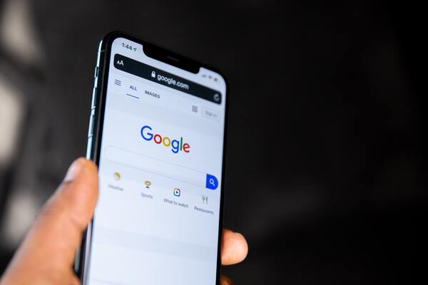 Un téléphone sur un onglet Google