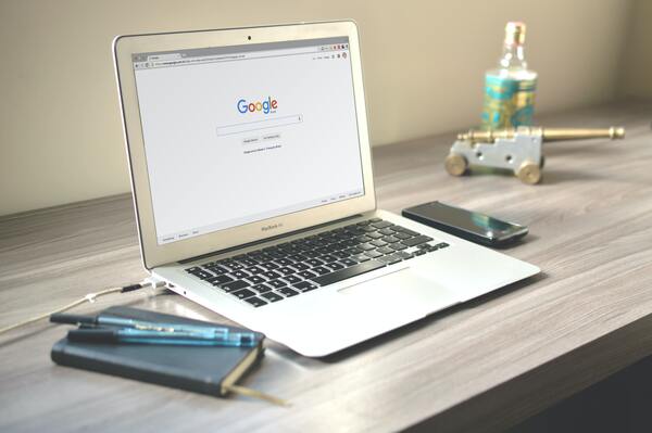 Ordinateur sur un bureau avec un téléphone