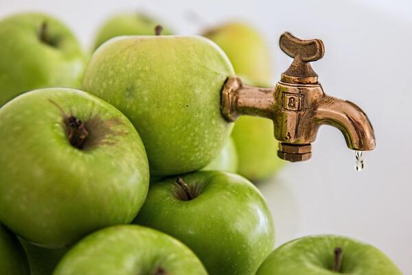 Jus de lien - Photo de jus sortant d'une pomme